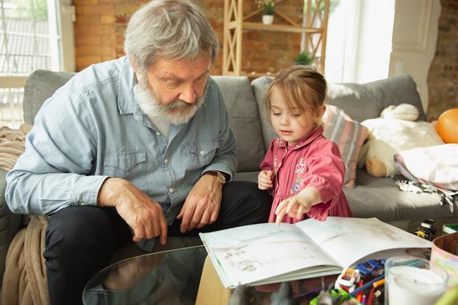 Spomnite svoje odrasle otroke, da je ljubezen, ki jo stari starši izkazujejo svojim vnukom, edinstvena in tudi za vas zdravilna. (FOTO: Freepik.com)