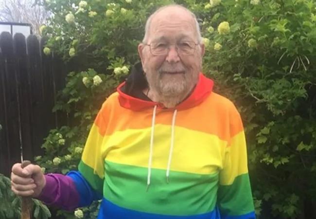 Na svoji Facebook strani ima Felts veliko fotografij s pisanim puloverjem, ki je njegov simbol razkritja homoseksualnosti. (Foto: osebni profil Facebook) 
