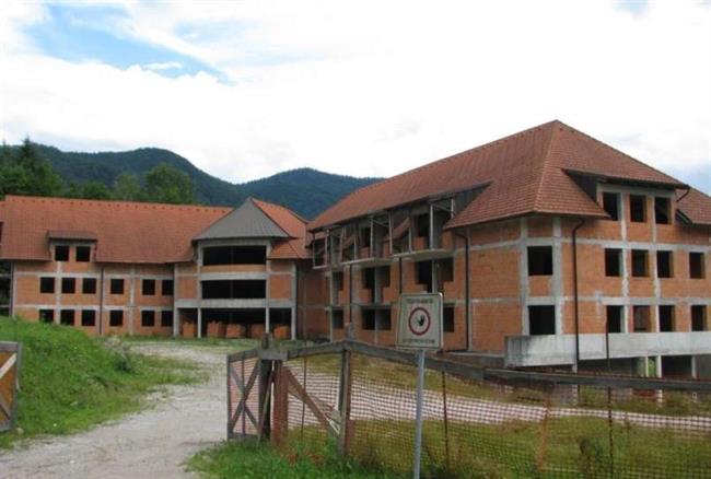 Gradnja manj kot 4.000 kvadratnih metrov velikega doma starejših v Osilnici se je leta 2007 ustavila v tretji gradbeni fazi. (Foto: Arhiv)
