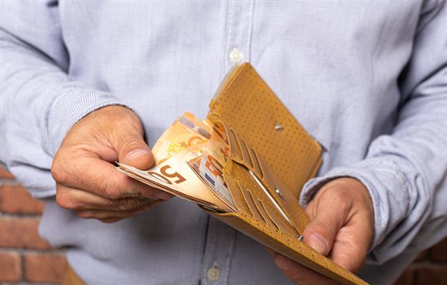 Moška denarnica bi morala biti rjave barve, z zlatimi dodatki. (Foto: Freepik.com)