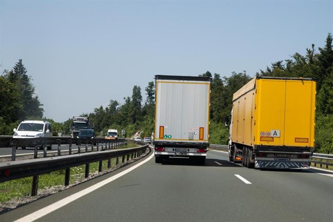 Po novem bo prehitevanje tovornih vozil, ki so težja od 7,5 tone največje dovoljene mase, prepovedana po vsem avtocestnem križu (vključno s hitrimi cestami) vsak dan med 6. in 18. uro. (Foto: Arhiv 24ur.com)