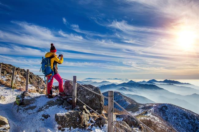 Včasih nam življenje pošlje ovire, iz katerih se lahko veliko naučimo in na koncu prejmemo neprecenljivo nagrado - kot na vrhu gore. (Foto: Freepik.com)
