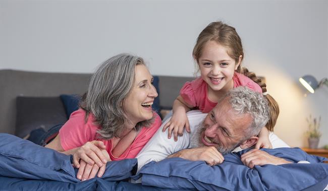 Stari starši igrajo pomembno vlogo v življenju vnukov. (Foto: Freepik.com)