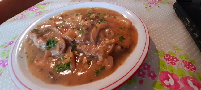 Zrezki v omaki Iz Jožičine kuhinje. Foto: Jožica Ostrožnik iz Facebooka.