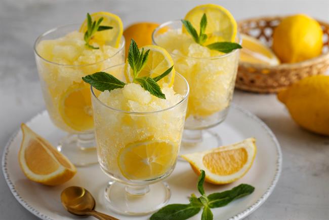 	Limona z medom je na tešče še bolj zdrava. (foto: Freepik.com)