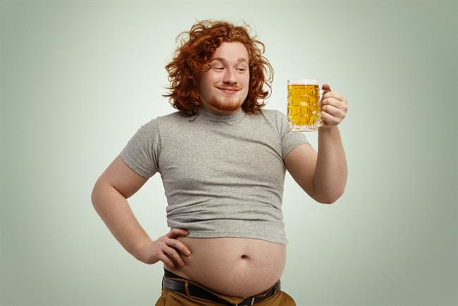 Pivski trebuh nastaja zaradi viška kalorij. (foto: freepik.com)