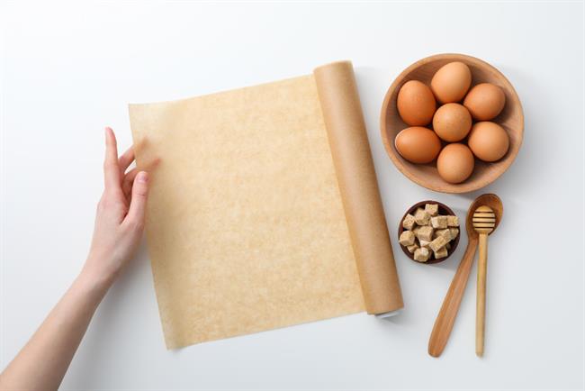 	Papir za peko zmočite in veliko lažje se bo prilegal pekaču. (foto: Freepik.com)