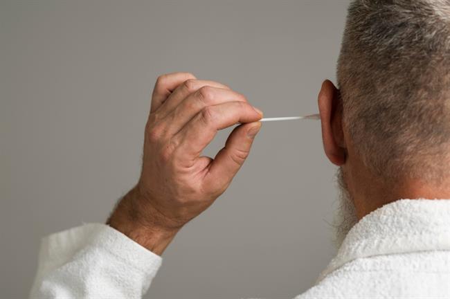 	Vtikanje bombažnih palčk v uho lahko poškoduje ušesni kanal ali bobnič ter potisne ušesno globoko v notranjost sluhovoda. (foto: Freepik.com)