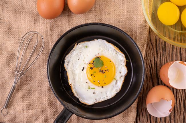 	S preprostim trikom ocvrite popolno jajce na oko. (foto: Freepik.com)