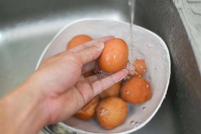 	Kuhana jajca ali pirhe lahko olupite v nekaj sekundah. (foto: Freepik.com)