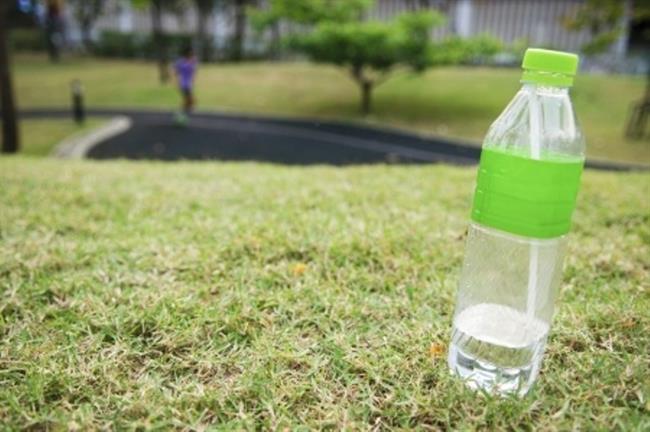 Vodo pijte iz čiste plastenke ali steklenice. (foto: www.123rf.com)