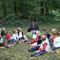 Med prebiranjem zgodb otrokom na robu gozda. (foto: osebni arhiv)