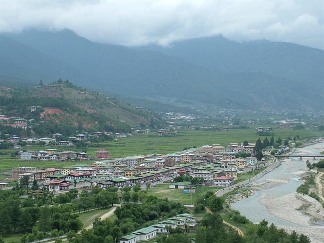 Pogled na Paro (15 000 preb.) – upravno središče Butana