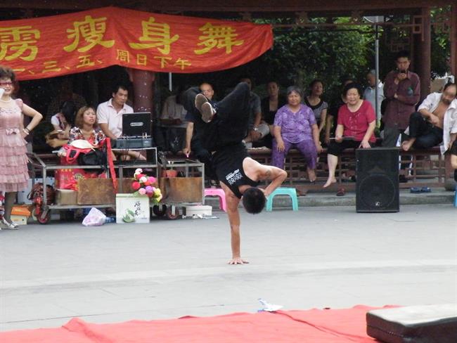 V Ljudskem parku v Čengduju  smo poleg rekreativcev lahko občudovali nastope   številnih artistov. (foto: A.P.)