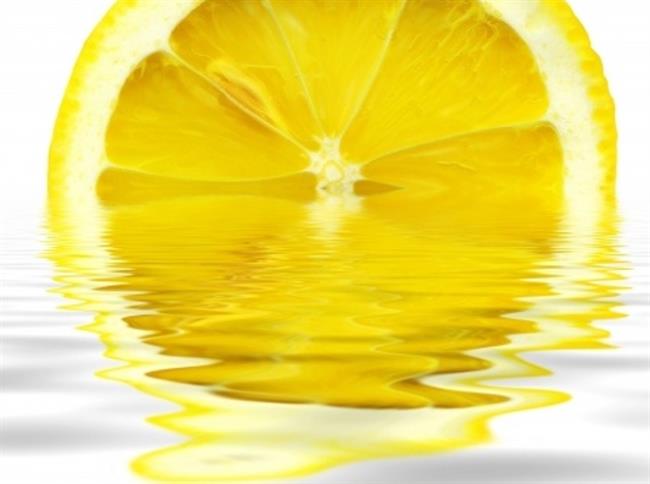 Mlačna voda z limono je zdravilna. (foto: www.123rf.com)
