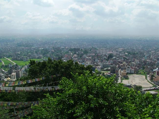 Pogled na Katmandu, glavno mesto Nepala, z griča, kjer stoji znamenita stupa Svayambunath. (foto: Andrej Paušič)