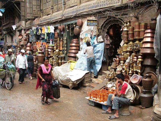 Ulica obrtnikov – lončarjev v starem delu Katmanduja. (foto: A.P.)