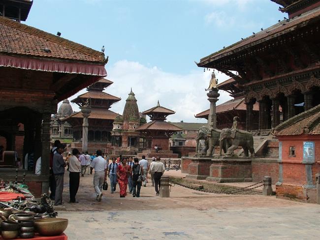 Bhaktapur, nekdaj tretje kraljevsko mesto v Katmandujski dolini, ima najlepše ohranjeno srednjeveško mestno jedro. 