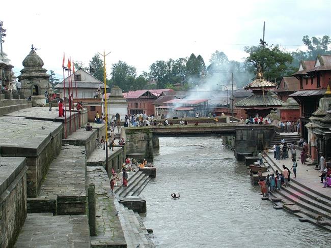 PASHUPATINATH, romarski center hindujcev (kot Varanasi v Indiji) ob sveti reki Bagmati. (foto: A.P.)