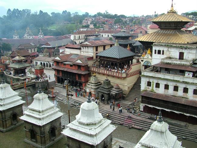 Pashupatinath, pogled na sežigalne ploščadi, kjer kremirajo mrliče (hindujce), kakor veleva vera, ostanke pa vržejo v sveto reko Bagmati.