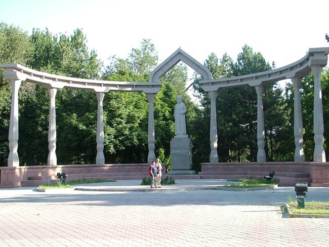V Biškeku je veliko zelenih površin (znan je Park hrastov). (foto: Olga Paušič)
