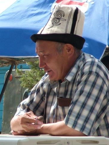 Kirgiz z značilno črno-belo kapo. (foto: O.P.)