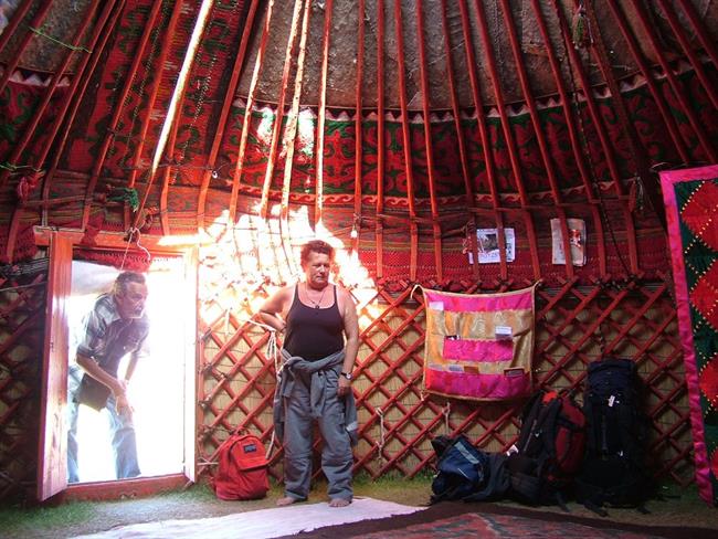 Pisana notranjost jurte, v kateri lahko prenoči tudi deset in več ljudi. (foto: O.P.)