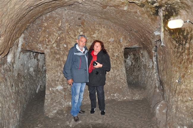 Tunele/prehode so zapirali z velikimi okroglimi kamni premera 1,5 metra. (foto: A.P.)