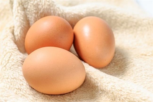 Kuhana jajca lahko olupite v nekaj sekundah. (foto: www.123rf.com)