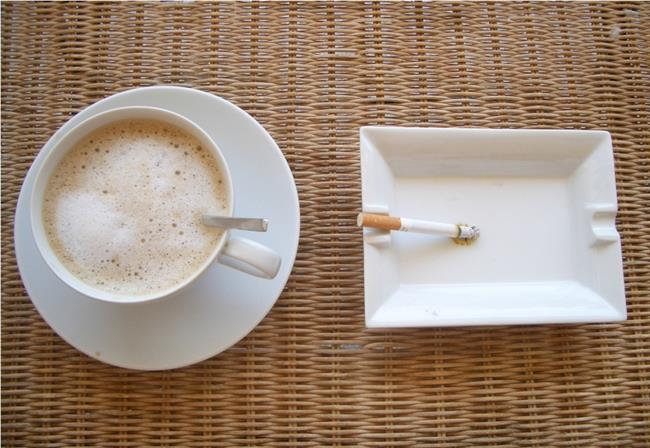 Pitje kave na tešče in kajenje je zelo škodljivo. (foto: www.sxc.hu)