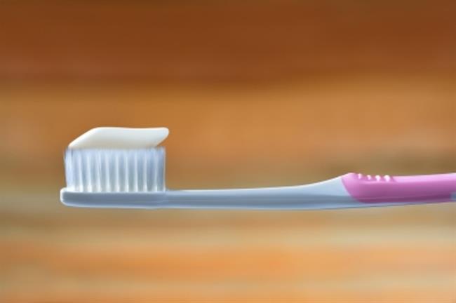 Sami lahko naredite poceni in učinkovito zobno pasto. (foto: freeDigitalPhotos.net)