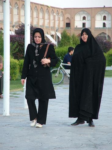 Starejše Iranke se oblačijo v črn čador, mlajše so že bolj »moderne«