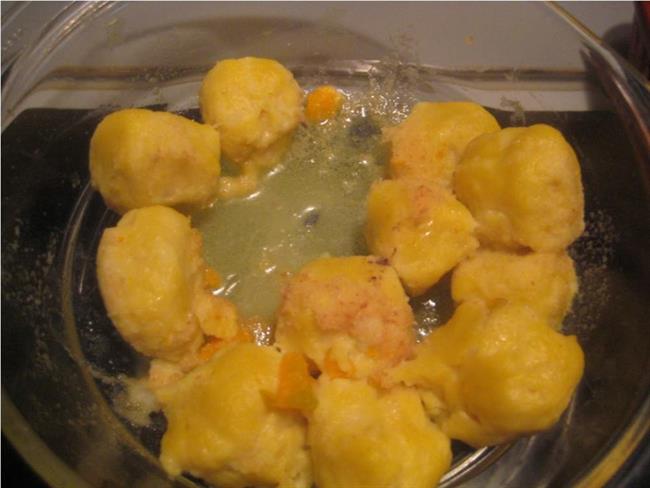 Krompirjevi cmoki s hokaido bučko. (foto: Milena Miklavčič)