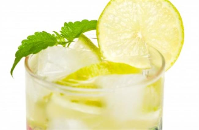 Mlačna voda z limoninim sokom je zelo zdravilna. (foto: www.123rf.com)