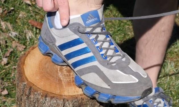 Dodatna luknja za vezalke na športnih čevljih ima zelo pomembno funkcijo. (foto: You Tube)