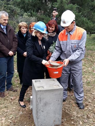 Ministrica dr. Anja Kopač Mrak je danes položila temeljni kamen.  