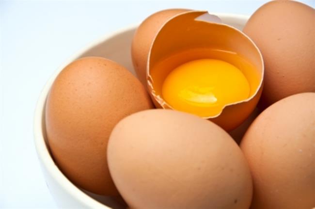 Surovo jajce, stopljeno v kisu je močno zdravilo za kosti. (foto: FreeDigitalPhotos.net)