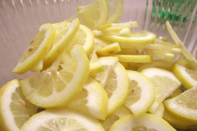 Pripravek iz limone, česna in ingverja krepi celo telo. (foto: freeimages.com)