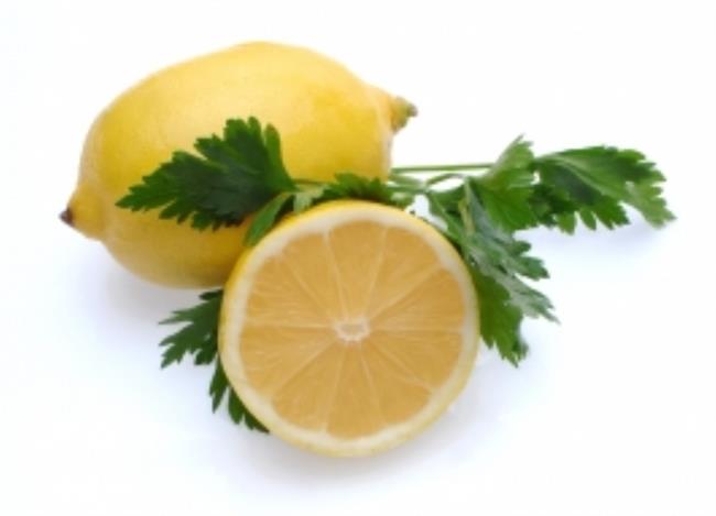 Peteršilj in limona delujeta zelo zdravilno. (foto: FreeDigitalPhotos.net)