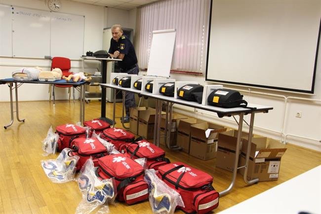 Sedem defibrilatorjev za kranjska prostovoljna gasilska društva. (foto: Nada Bogataj Kržan)