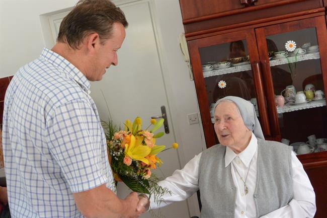 Župan za 104. rojstni dan obiskal sestro Maro Vampelj. 