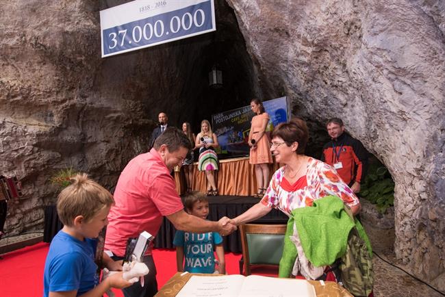 37-milijonta obiskovalka in njena spremljevalca jame - ga. Babica in vnučka- so Slovenci. (foto: Iztok Medja)