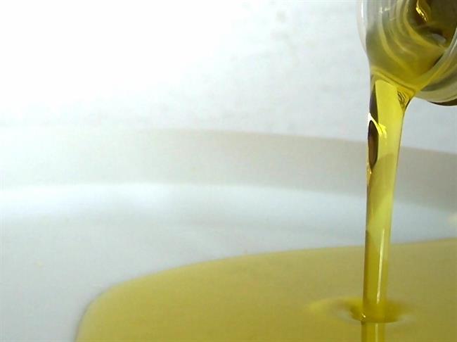 Žlička oljčnega olja in žlička limoninega soka sta čudežno zdravilo. (foto: freeimages.com)