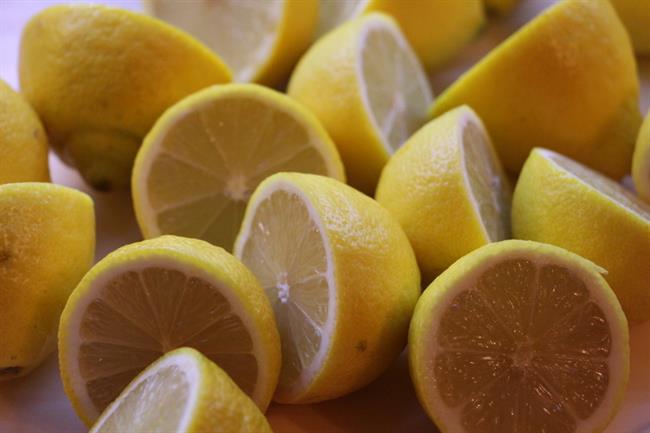 Naredite zamrznjen limonin sok. (foto: OblizniPrste.si)