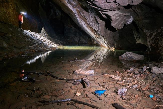 Reka Pivka nosi v podzemlje in s tem življenjsko okolje človeške ribice vidno in nevidno onesnaženje_foto Iztok Medja za Postojnsko jamo