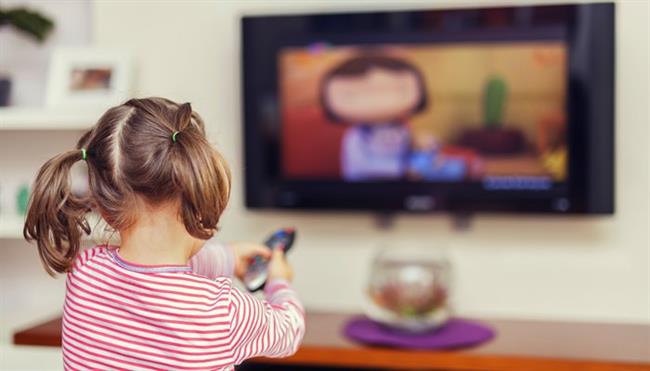 Televizija je medij, ki privzgaja stil življenja, zato je pomembno, kakšne vsebine posredujemo otrokom. (foto: pixabay.com)