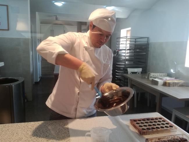 V čokoladnici Passero boste lahko v živo videli, kako nastaja čokolada, ki ima v Prekmurju okus tudi po gibanici, buči, jurki in bezgu.  (foto: Helena Primic)