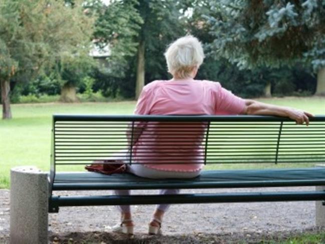 Tudi nenadna želja po samoti je lahko znak Alzheimerjeve bolezni. (foto: 123rf.com)
