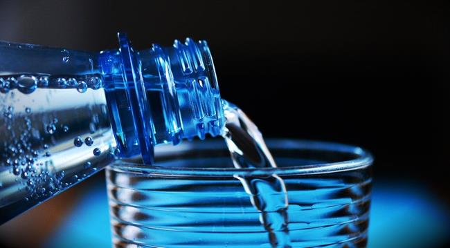 Če pijete vodo iz plastenke, preverite iz česa je slednja narejena. (foto: pexels.com)