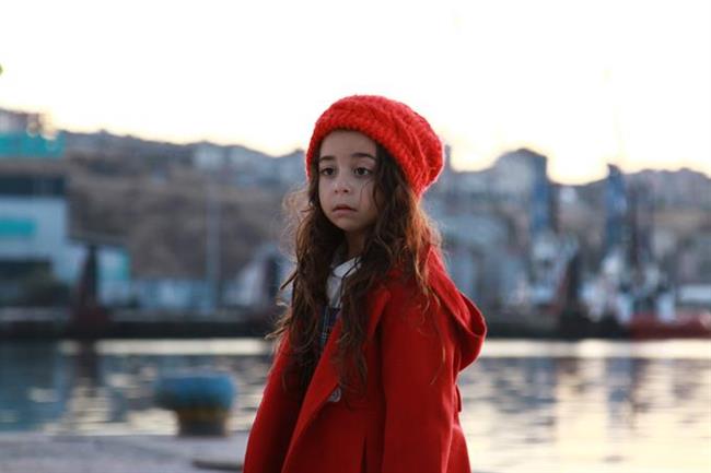 Mlada igralka Beren Gökyıldız, ki je tudi slovensko občinstvo navdušila s čudovito upodobitvijo male deklice Melek v seriji Mama. (foto: Planet TV)